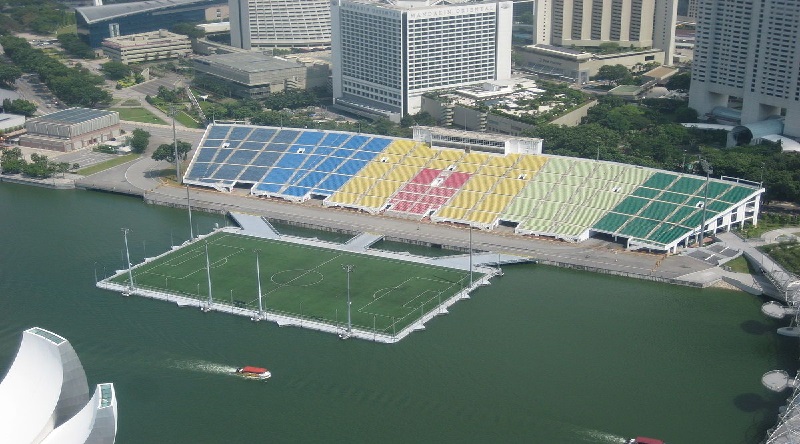 Lapangan Sepak Bola Terapung di Singapura (foto: Dailymail)
