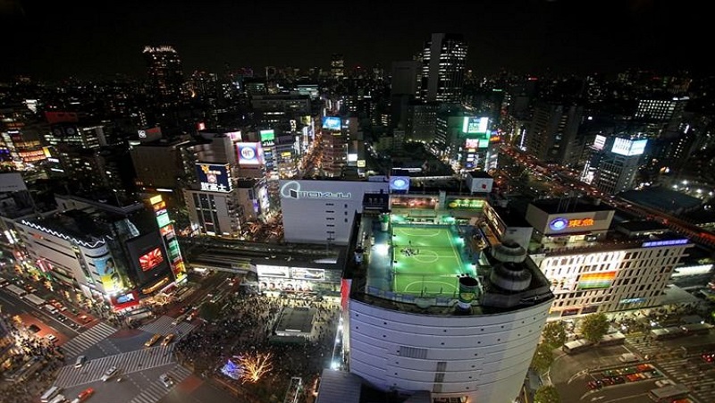 Lapangan sepak bola di atas gedung di Tokyo (foto: Dailymail)