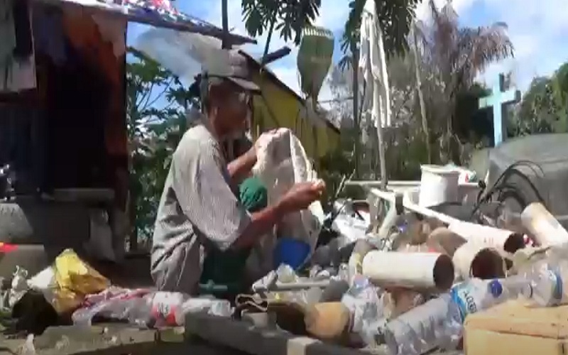 Miris, Lansia Tinggal dalam Gubuk Reyot di Atas Kuburan Ini Tak Tersentuh Bansos