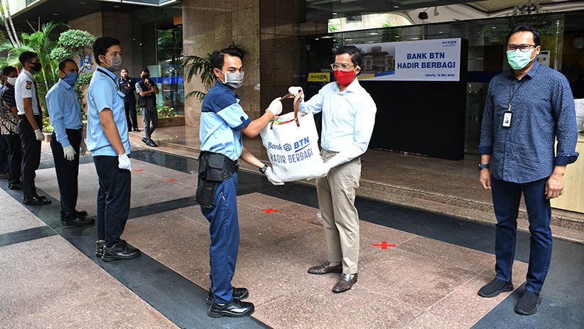 BTN Bagikan Paket Sembako dan Alat Kesehatan kepada Ratusan Pegawai - Bagian 2