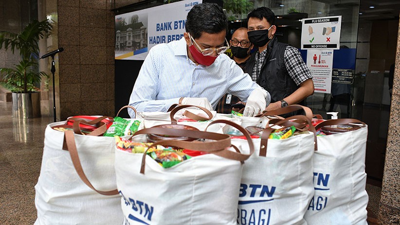 BTN Bagikan Paket Sembako dan Alat Kesehatan kepada Ratusan Pegawai - Bagian 4