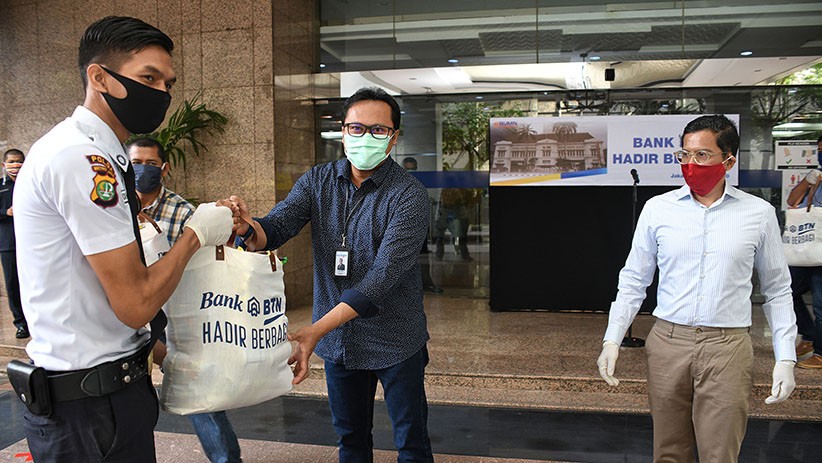 BTN Bagikan Paket Sembako dan Alat Kesehatan kepada Ratusan Pegawai - Bagian 3