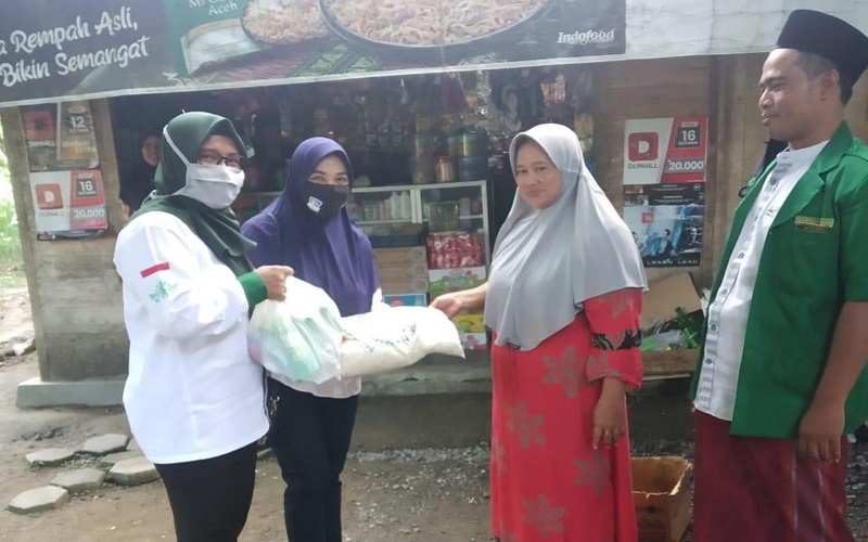 Peduli Nasib Guru Ngaji, Anggota DPRD Kendal dari Partai Perindo Bagikan Sembako