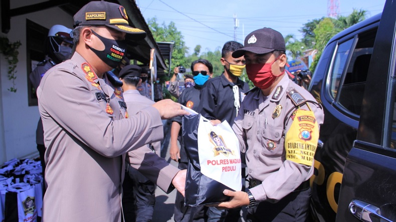 Bantu Warga Terdampak Covid-19, Polres Madiun Bagikan 500 Paket Kebutuhan Pokok