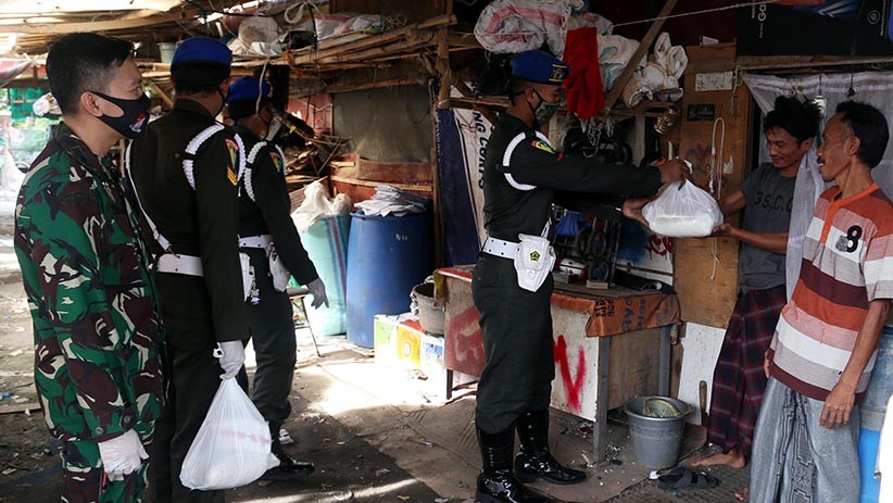 Denpom V/4 Surabaya Bagikan Sembako di Kampung Pemulung - Bagian 2