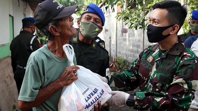 Denpom V/4 Surabaya Bagikan Sembako di Kampung Pemulung - Bagian 3