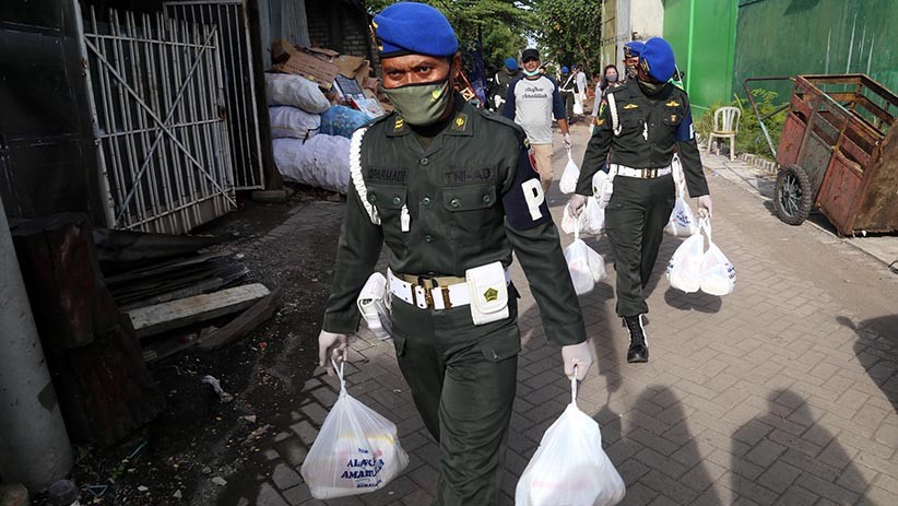 Denpom V/4 Surabaya Bagikan Sembako di Kampung Pemulung - Bagian 4