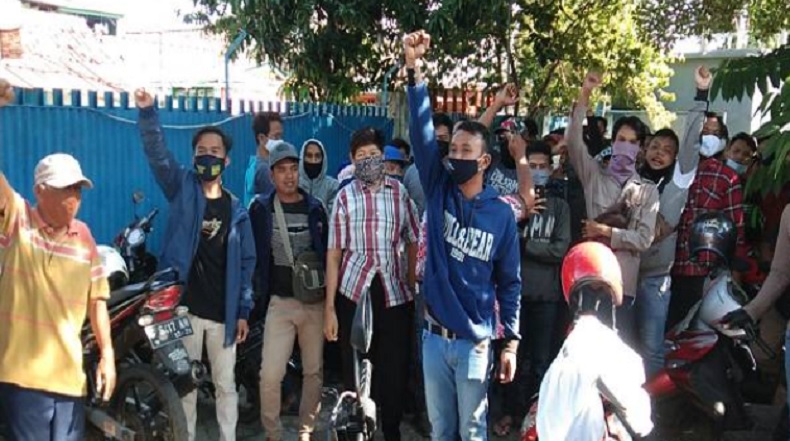 title Protes THR Dibayar Separuh, Ratusan Buruh di Pekalongan Gelar Unjuk Rasa Protes THR Dibayar Separuh, Ratusan Buruh di Pekalongan Gelar Unjuk Rasa