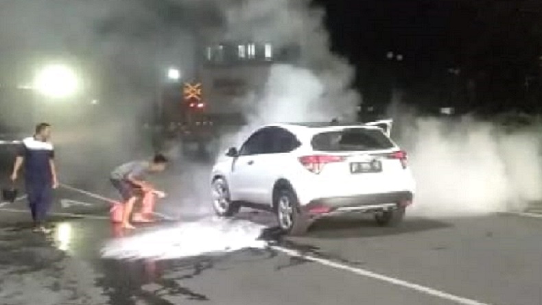 Mobil Terbakar di Jalan Pahlawan Madiun, Pengemudi Panik Minta Tolong Warga