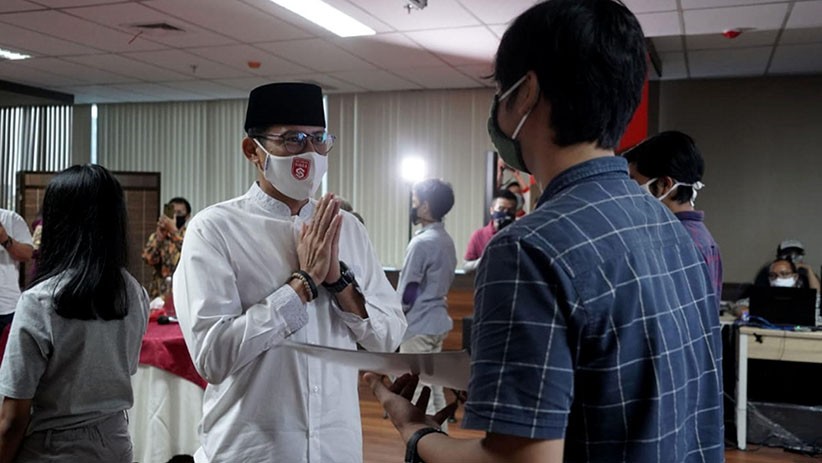 Sandiaga Uno Serahkan Beasiswa KAHMIPreneur kepada Mahasiswa Terdampak Covid-19 - Bagian 3