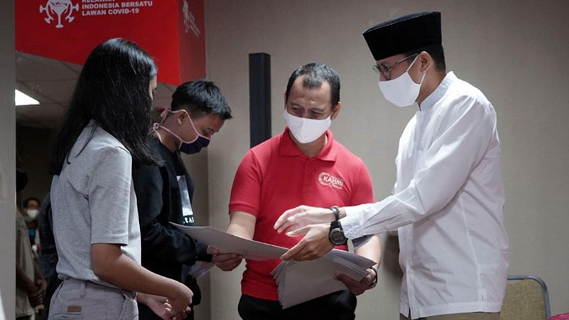 Sandiaga Uno Serahkan Beasiswa KAHMIPreneur kepada Mahasiswa Terdampak Covid-19 - Bagian 1