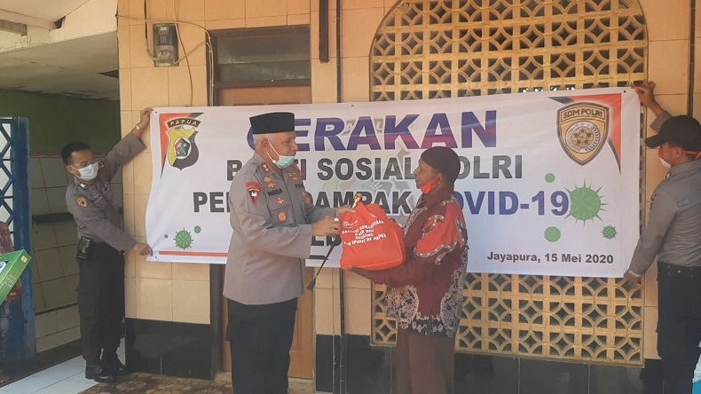 Kapolda Papua Berikan Sembako dan Baju Lebaran kepada Komunitas Muslim Wamena