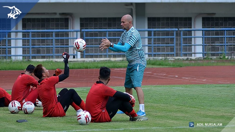 Luizinho Passos Punya Misi Orbitkan Kiper Muda Persib ke Level Lebih Tinggi