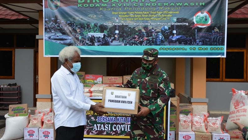 title Jelang HUT-57 Kodam Cenderawasih, Pangdam Bagikan Sembako kepada Warga di Sentani Jelang HUT-57 Kodam Cenderawasih, Pangdam Bagikan Sembako kepada Warga di Sentani