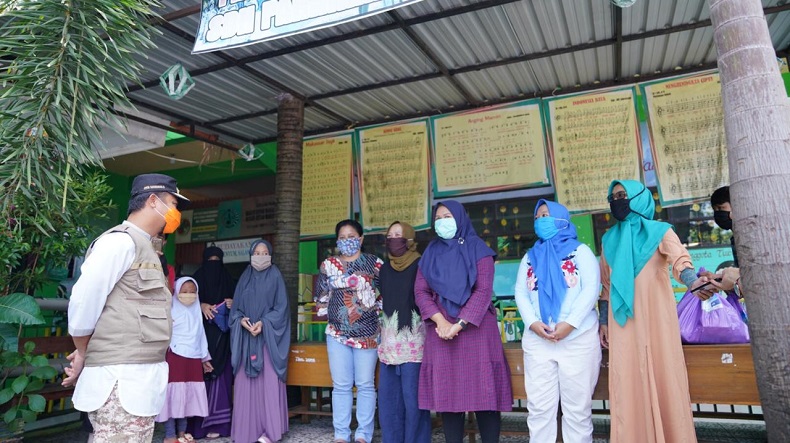 Wagub Sulsel Bagi-Bagi Sembako ke Guru Honorer di Makassar Terdampak Covid-19
