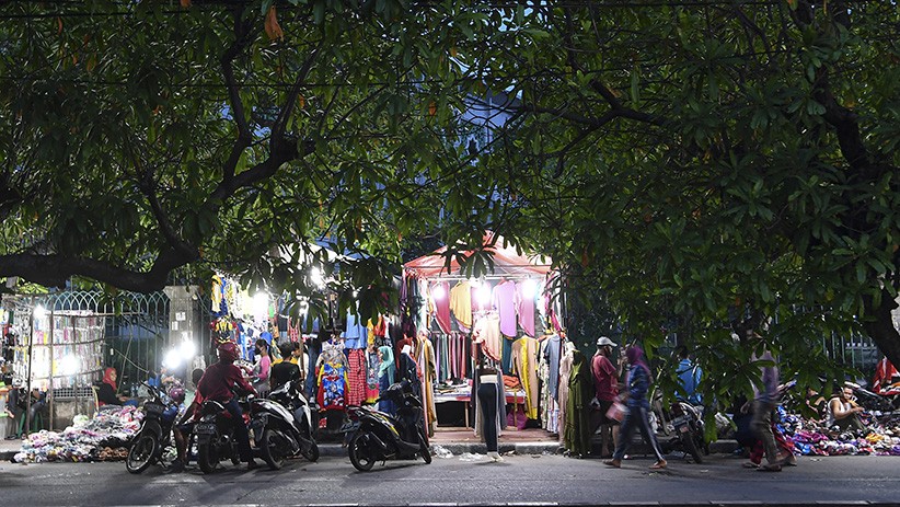 Pedagang Kaki Lima Padati Jalan Kramat Raya Jakarta - Bagian 1