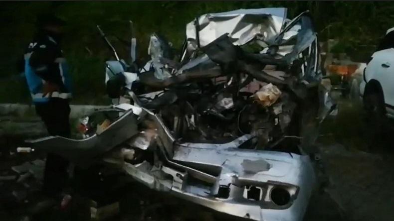 Kecelakaan Minibus dan Truk Pengangkut Tiang Beton di Pasuruan, 4 Korban Tewas di Lokaksi