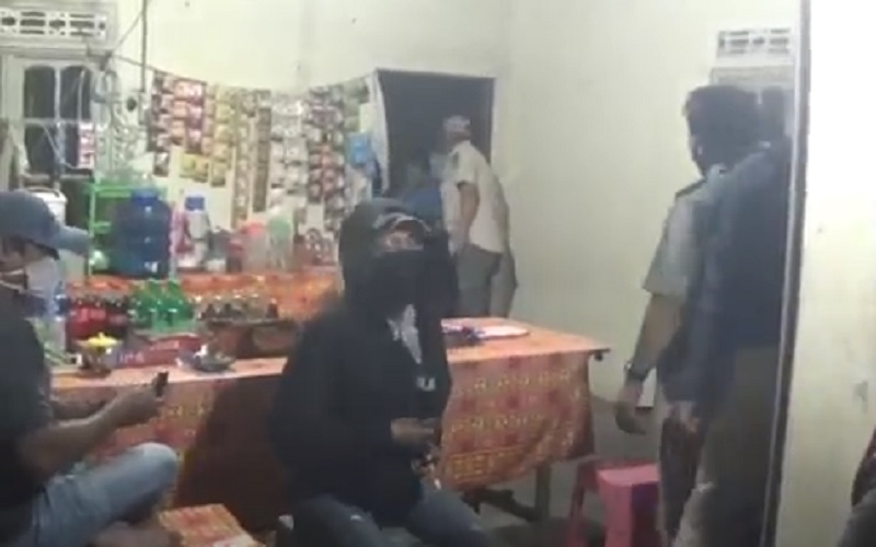 title Tak Patuhi Jam Operasional, Warung di Tanah Laut Juga Jual Miras saat Ramadan Tak Patuhi Jam Operasional, Warung di Tanah Laut Juga Jual Miras saat Ramadan
