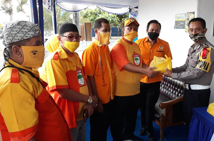 Sambangi Posko Terpadu Perbatasan DIY-Jateng, Kosgoro DIY Bagikan Takjil 
