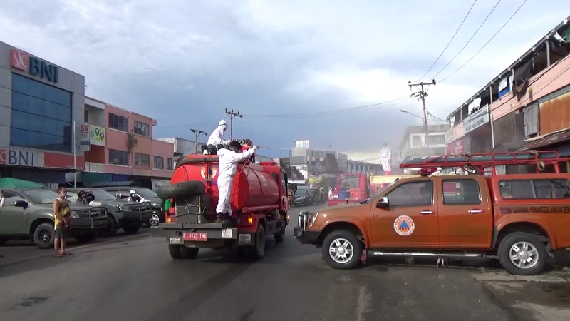 Ratusan Orang Reaktif Rapid Test, Pasar di Banjarmasin Disemprot Disinfektan