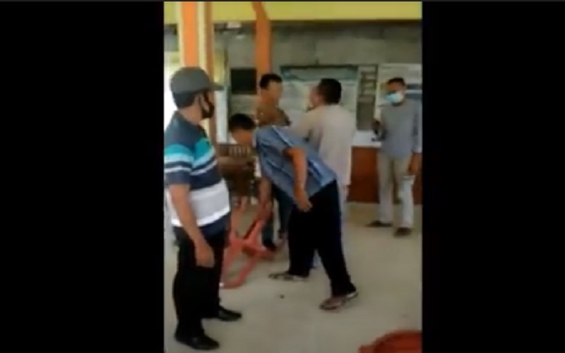 title Protes Datanya Dihapus dari Bansos, Sejumlah Orang di Rembang Ricuh di Balai Desa Protes Datanya Dihapus dari Bansos, Sejumlah Orang di Rembang Ricuh di Balai Desa