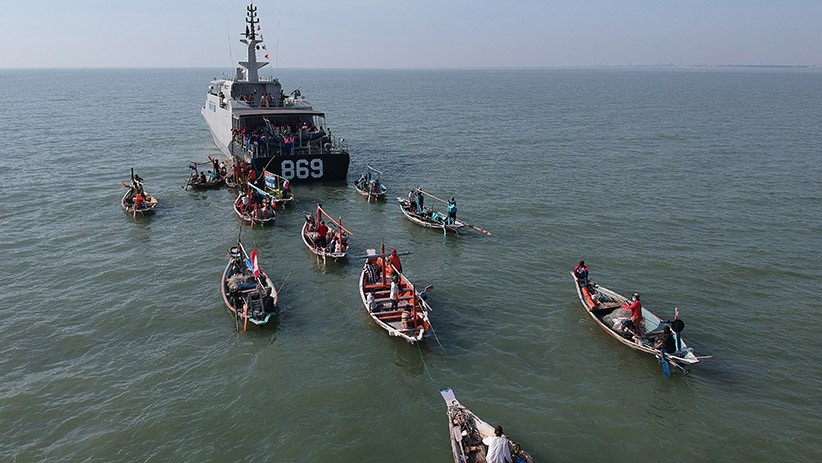 Lantamal V Kerahkan KRI Gulamah-869 Bagikan Sembako di Selat Madura - Bagian 2