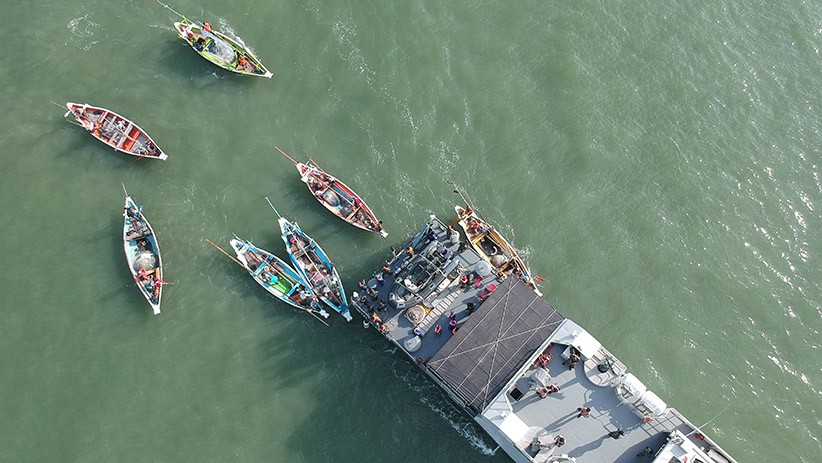 Lantamal V Kerahkan KRI Gulamah-869 Bagikan Sembako di Selat Madura - Bagian 3