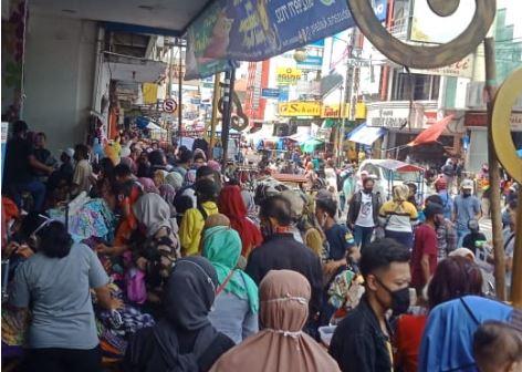 title Cerita Ibu Hamil yang Sulit Tembus Kemacetan saat PSBB di Garut Cerita Ibu Hamil yang Sulit Tembus Kemacetan saat PSBB di Garut