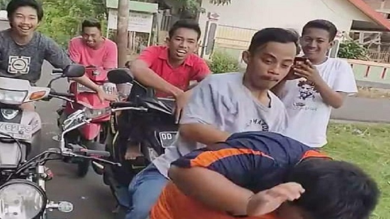 title RZ Bocah Penjual Jalangkote Korban Bully di Pangkep Banjir Bantuan RZ Bocah Penjual Jalangkote Korban Bully di Pangkep Banjir Bantuan