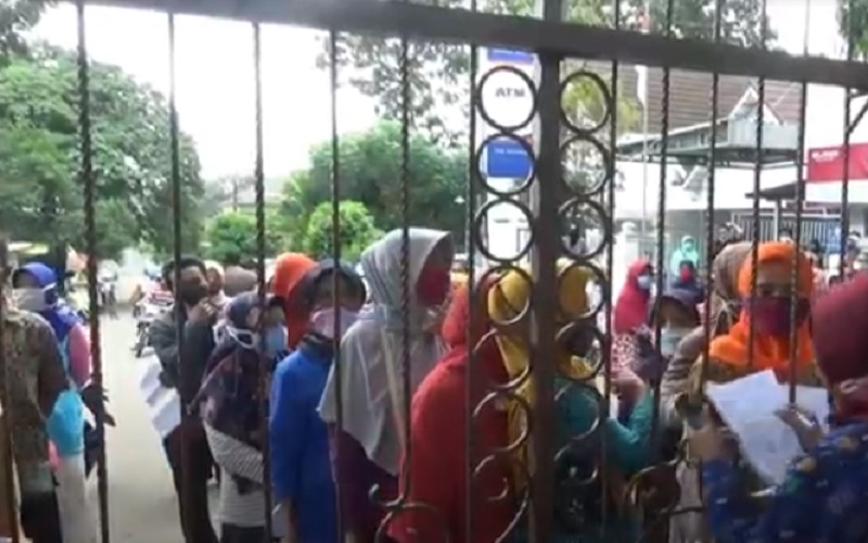 Warga Gunungkidul Berdesakan hingga di Luar Pagar Kecamatan saat Ambil Bantuan