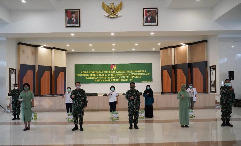 Pangdam XIII Merdeka Serahkan APD dan Bingkisan Lebaran ke Para Tenaga Medis 