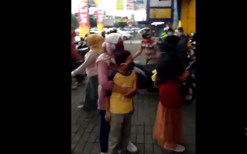 Bupati Banyumas Usir Emak-Emak yang Nekat Belanja Berdesakan