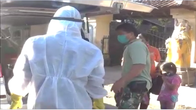 title Petugas Puskesmas Seririt Buleleng Jemput Keluarga Pasien Covid-19 untuk Tes Swab Petugas Puskesmas Seririt Buleleng Jemput Keluarga Pasien Covid-19 untuk Tes Swab