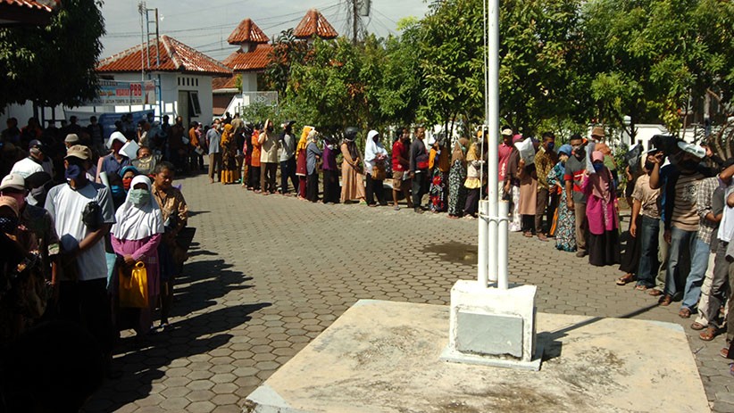 Tanpa Physical Distancing, Ratusan Warga Antre Bantuan Sosial Tunai Kemensos - Bagian 2