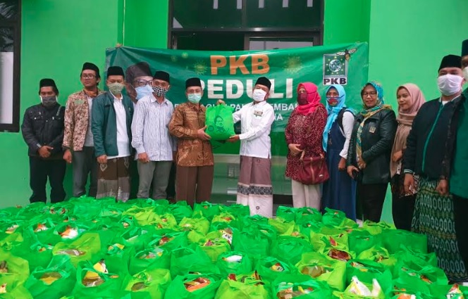 PKB Bagikan 2.500 Paket Sembako ke Warga Terdampak Covid-19 di Batang