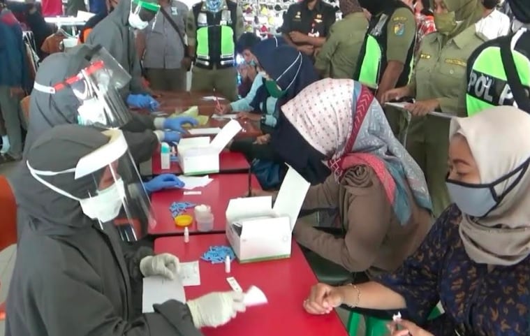title Ekspresi Takut Pengunjung Mal di Pekalongan saat Disuntik Rapid Test Ekspresi Takut Pengunjung Mal di Pekalongan saat Disuntik Rapid Test