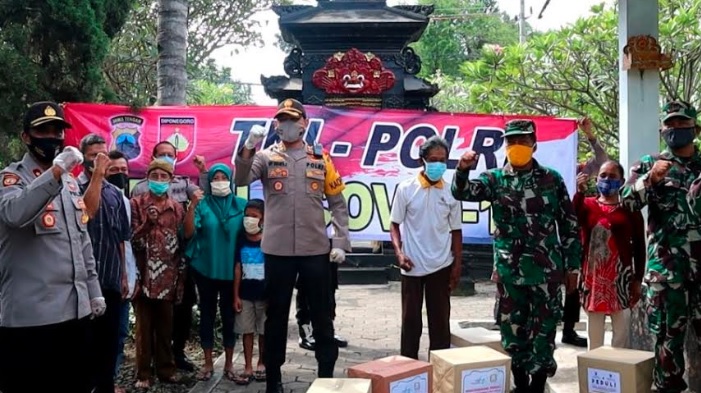 TNI-Polri Bagikan Paket Sembako ke Tukang Kebun Tempat Ibadah di Pemalang