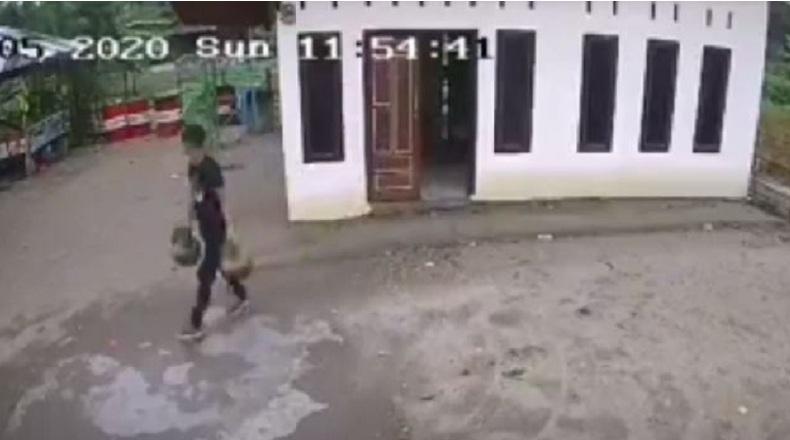 Terekam CCTV, 2 Pemuda di Tanjungbalai Masuk Rumah Warga Curi Tabung Gas Elpiji