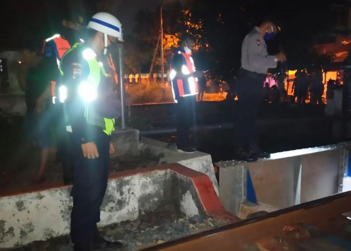 Pejalan Kaki Tewas Disambar KA hingga Jatuh Tercebur Sungai di Semarang