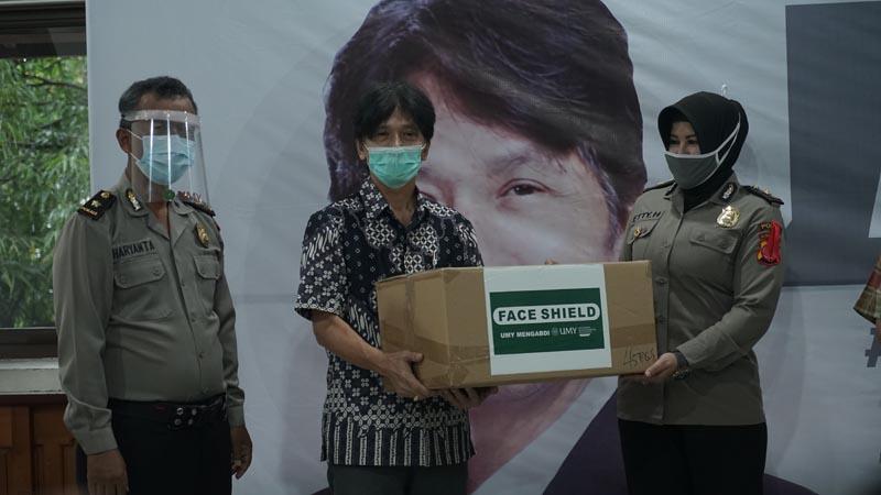  UMY Bagikan 1.100 Face Shield ke Sejumlah Rumah Sakit dan Polda DIY