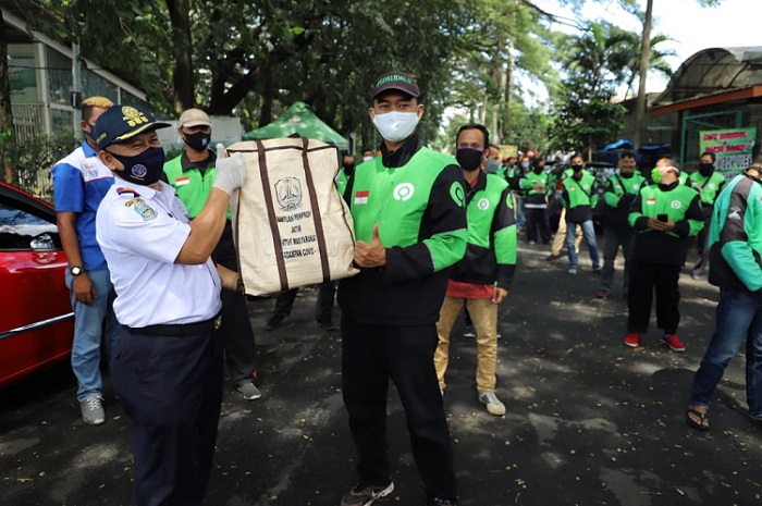 Dishub Jatim Bagikan 500 Paket Sembako untuk Ojol di Wilayah PSBB