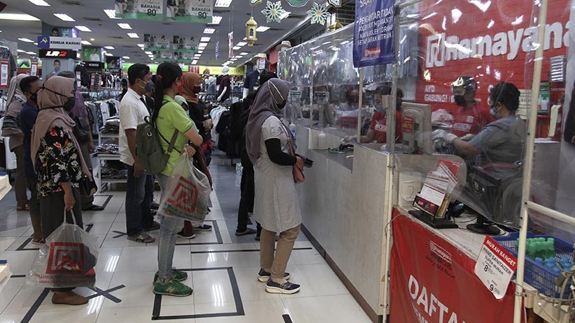 Antrean Warga Belanja Baju Lebaran di Yogyakarta - Bagian 1