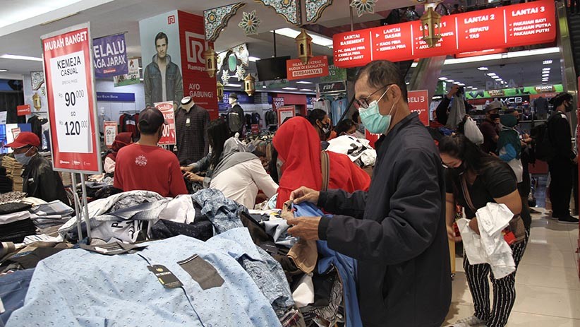 Antrean Warga Belanja Baju Lebaran di Yogyakarta - Bagian 2
