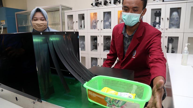 Mahasiswa UM Surabaya Desain Alat Sterilisasi Barang Belanjaan - Bagian 2