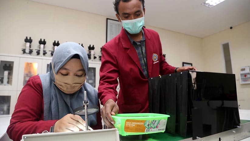Mahasiswa UM Surabaya Desain Alat Sterilisasi Barang Belanjaan - Bagian 1