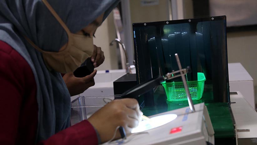 Mahasiswa UM Surabaya Desain Alat Sterilisasi Barang Belanjaan - Bagian 3