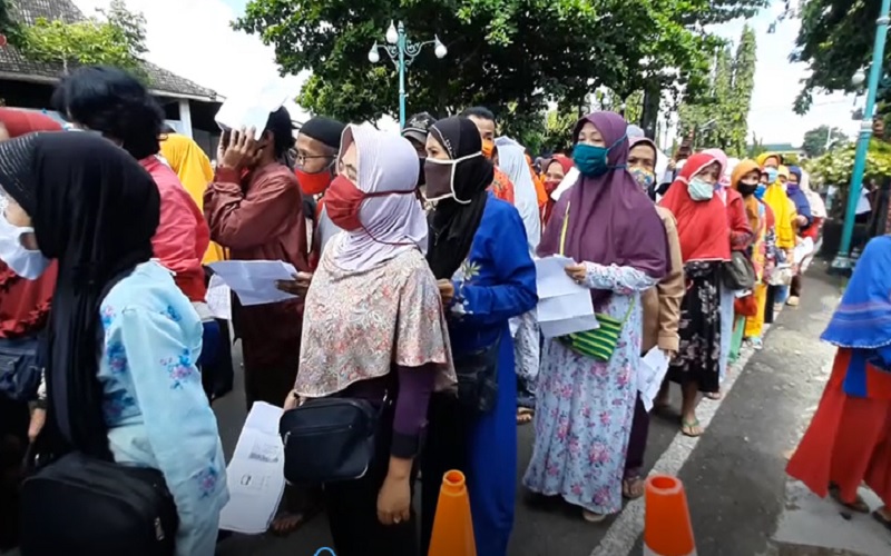 Abaikan Protokol Kesehatan, 700 Pedagang di Purbalingga Berdesakan Demi Bantuan Sembako