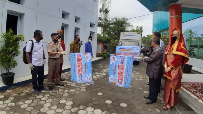 Bantu Warga Sumbar Terdampak Corona, KKP Salurkan 1.900 Paket Olahan Ikan