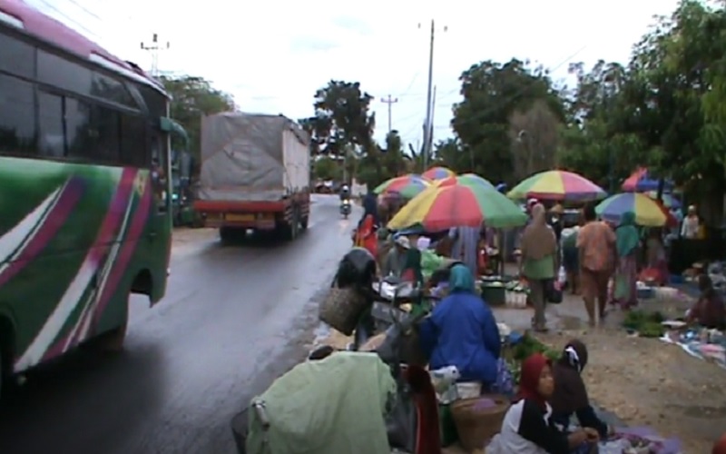Nyaris Makan Bahu Jalan, Pasar Tumpah di Grobogan Juga Abaikan Protokol Kesehatan
