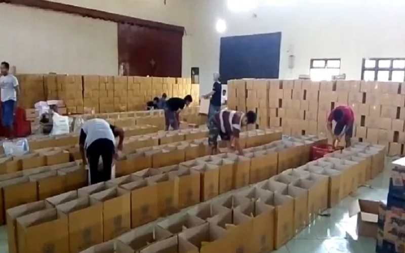 Tanpa Telur, Isi Paket Sembako untuk Warga Karanganyar Didominasi Mi Instan